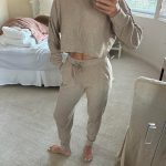 Alo Yoga Women's Cream and Tan Sweatshirt - Image 2