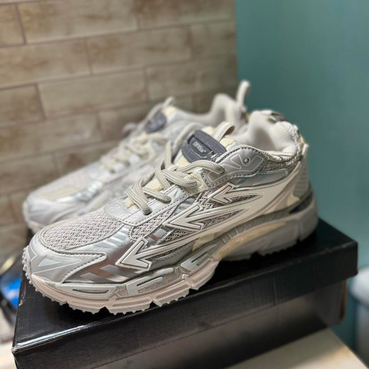 P0-3-210.jpg Off-White Men's White and Grey Trainers - Image 1