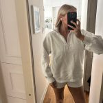 Aritzia Women's Cream and White Sweatshirt